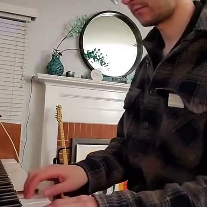 Ce chat demande l'attention du pianiste quand il joue !
