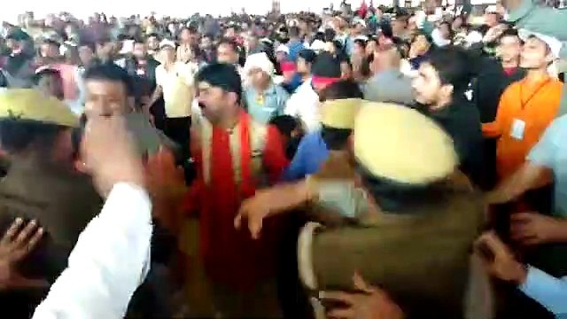 See how BJP workers and UP Police beating a man for showing black flag in PM Modi’s program in Prayagraj.__Do see how the policeman at the end dragging the protester by his hair.__Showing black flag is