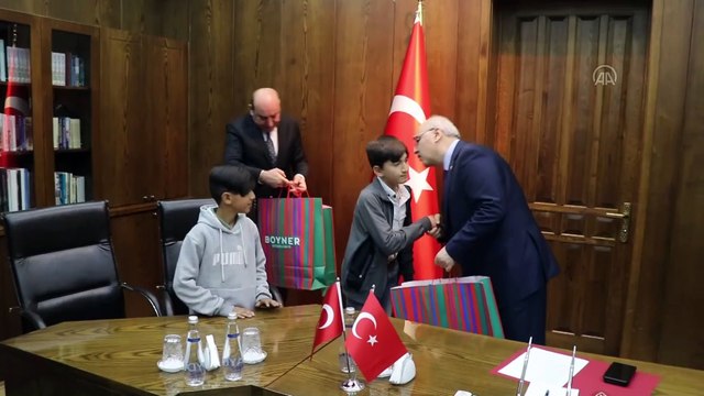 Vali Köşger, İstiklal Marşı okurken görüntüleri çekilen çocukları ağırladı - AYDIN