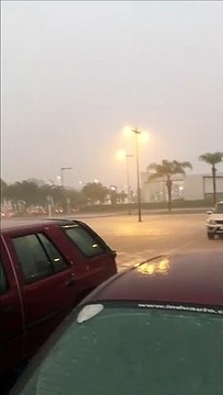 La foudre tombe sur un lampadaire à quelques mètres de sa voiture