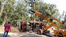 Quand 2 grues tentent un remorquage de camion bien trop lourd