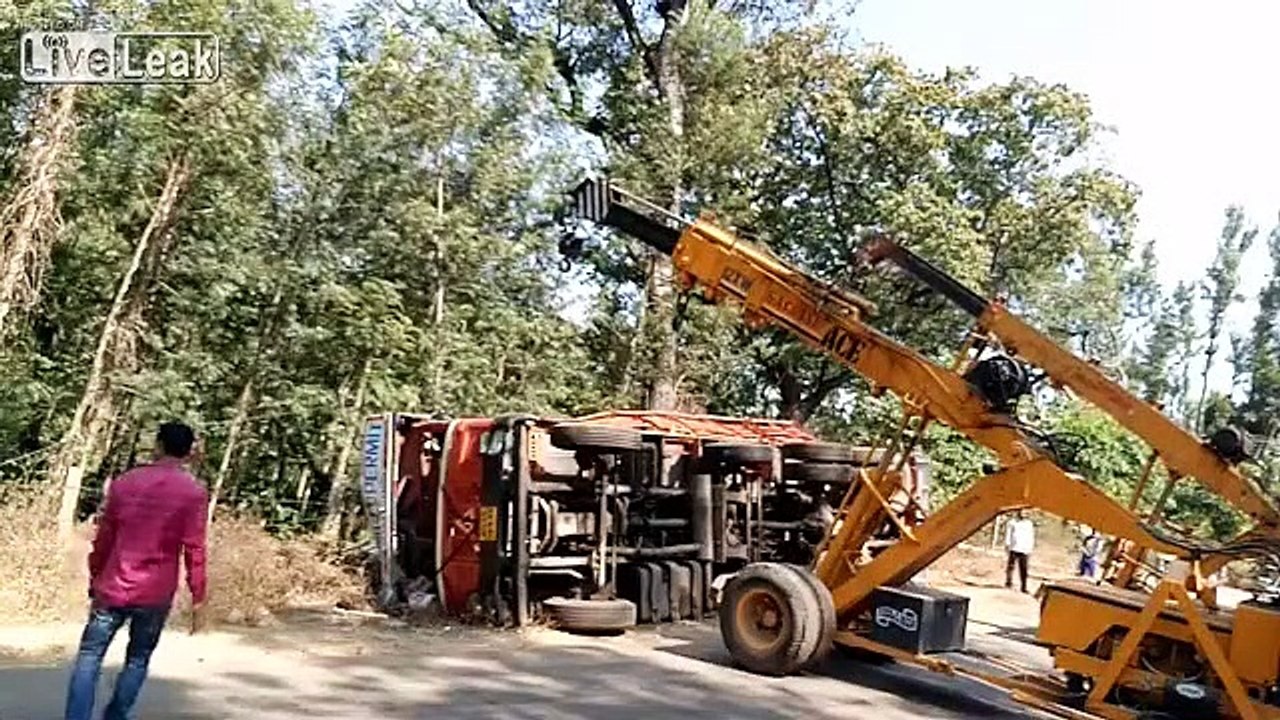 Quand 2 grues tentent un remorquage de camion bien trop lourd