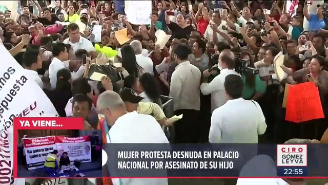 López Obrador saluda de mano y besos a simpatizantes