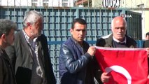 HDP önündeki babalardan 'Bizi de askere alın' çağrısı