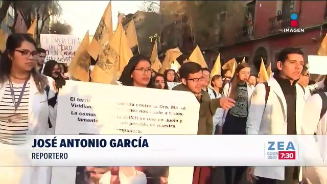 Estudiantes de medicina protestan y marchan a Palacio Nacional