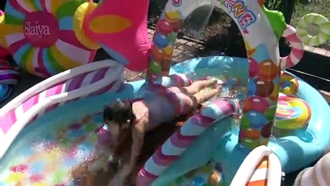 Sophia, Isabella e Alice Brincando na Piscina com Boias Inflaveis Em Formato De Doces