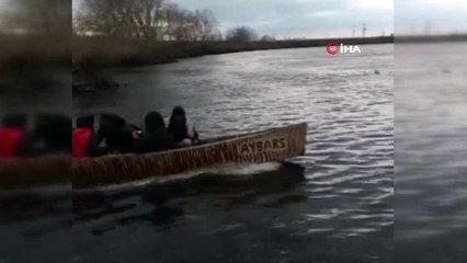 Karayoluyla Yunanistan'a gidemeyen mülteciler kayıklarla karşıya geçiyor