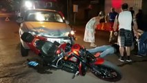 Carro fica com rodas suspensas após atingir traseira de Harley-Davidson