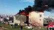 Avcılar’da bir binada yangın çıktı. Alevler yan binanın çatısına da sıçrarken, yangına itfaiye ekipleri müdahale ediyor.