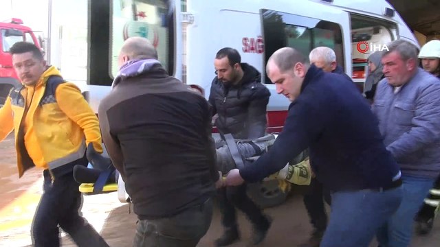 Tamir etmek istediği kamyonetin altına kalan işçi yaralandı