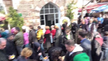 Yılda bir kez pişen çorbadan içmek için yüzlerce metre kuyruk oluşturdular