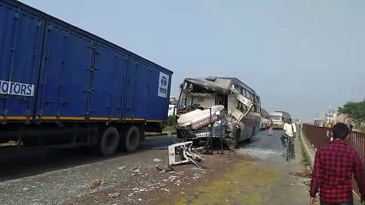 इटावाः बस और ट्रक की जोरदार टक्कर से 10 यात्री...