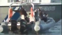 Yunan sahil güvenliği bir mülteci botunu böyle devirmeye çalıştı