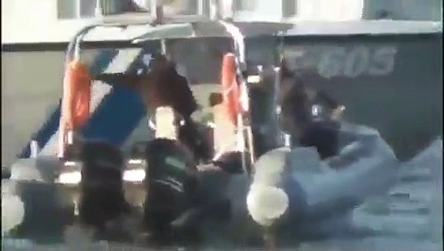 Yunan sahil güvenliği bir mülteci botunu böyle devirmeye çalıştı