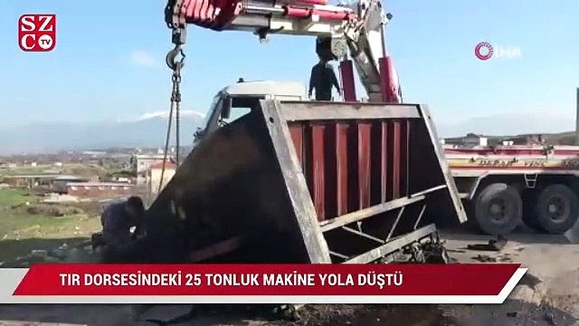 Tırın dorsesindeki 25 ton ağırlığındaki makine yola düştü