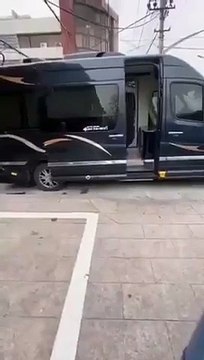 Des Chinois ont trouvé un moyen hilarant de se saluer face au coronavirus