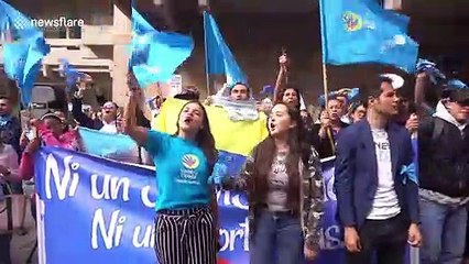 Anti and pro-abortion protesters face off in Bogotá