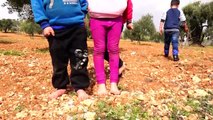Sosyal medya üzerinden topladıkları yardımlarla İdlibli çocukların ayaklarını ısıttılar