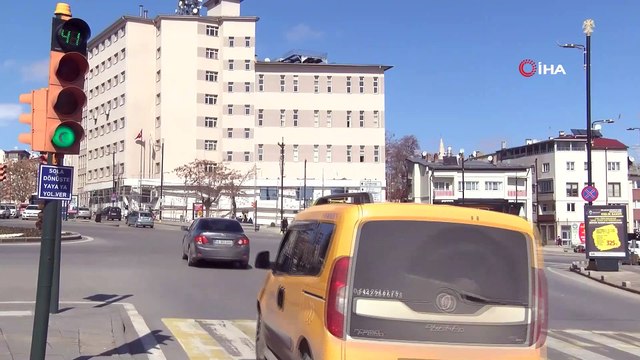 1-7 Mart Yeşilay Haftasına dikkat çekmek için trafik ışıklarına 'Hilal' şeklini verdiler