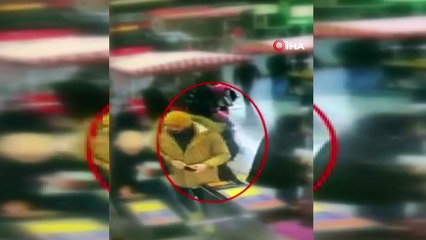Turnikelerde vatandaşların cep telefonunu çalan şahıs kamerada