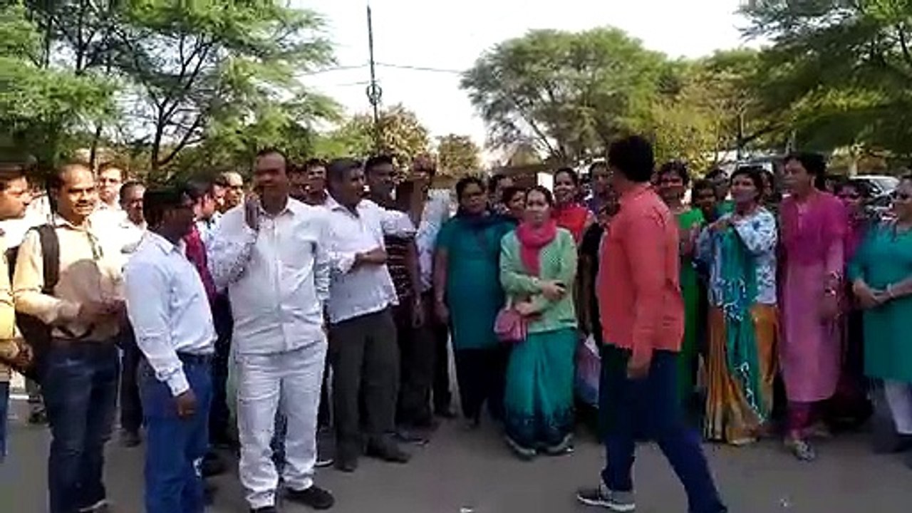 नीमचः कर्मचारीयों का वेतन रोकने हेतु स्वास्थ्य मंत्री को सौप ज्ञापन