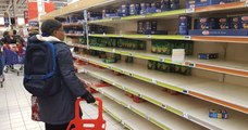 Coronavirus : les Français se ruent dans les supermarchés et vident les rayons malgré une absence de pénurie