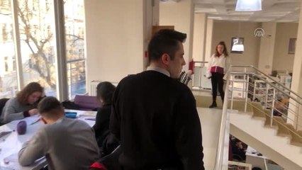 Güvenliğini sağladığı kütüphanede "tesadüfen" kara kalem yeteneğini keşfetti