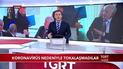 Angela Merkel'in Eli Havada Kaldı