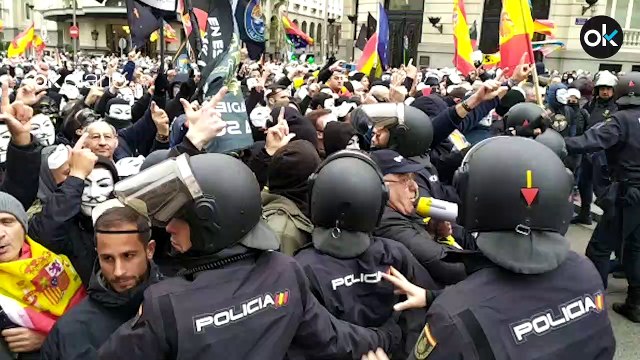 Tensión en la manifestación por la equiparación salarial frente al Congreso