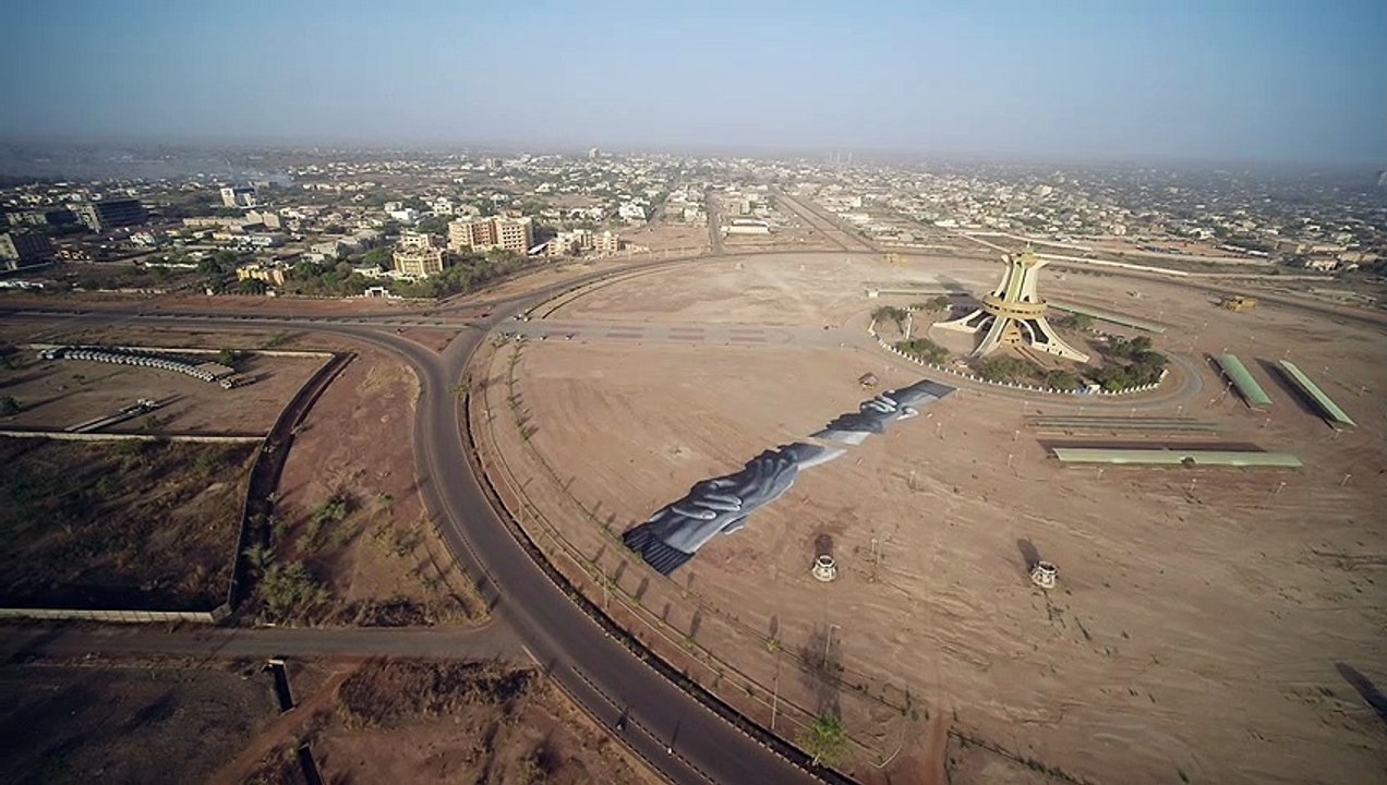 L’artiste belfortain Saype vient de réaliser la 5e étape du projet mondial "Beyond Walls" au Burkina-Faso