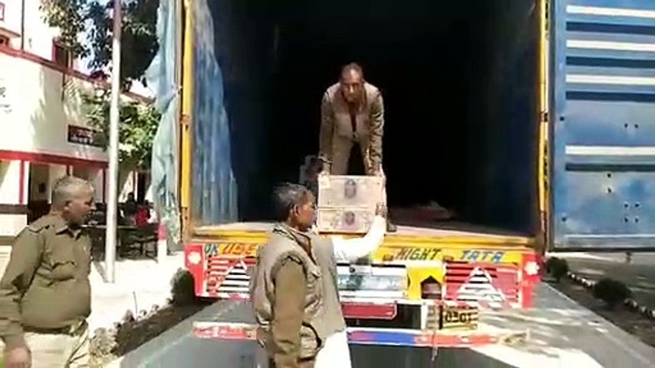कैराना: कंटेनर से 18 लाख की 245 पेटी शराब बरामद...