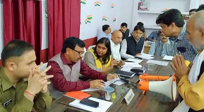 कानपुर देहातः जिलाधिकारी ने लगाई समाधान दिवस में अधिकारियों की फटकार