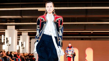 فيديو لعرض بالمان الذي توّج الأكتاف العريضة أبرز صيحات الموسم