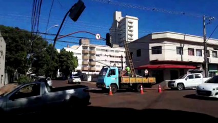 Estrutura de semáforo é atingida no Centro e trânsito fica prejudicado