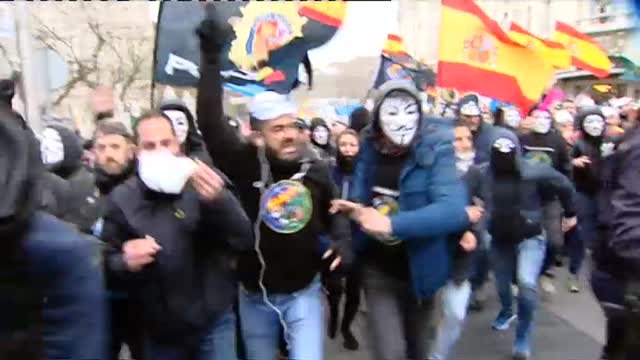 Policías y guardias civiles protestan frente al Congreso