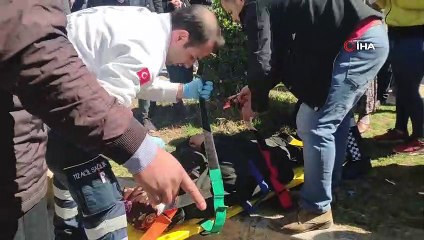 Yoldan geçen anne ve kızına motosiklet çarptı