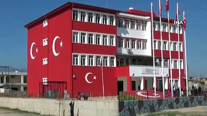 Sınırdaki okul Türk bayrağına boyandı