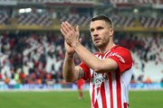 Antalyasporlu Podolski, sosyal medya paylaşımlarıyla da gönüllere giriyor