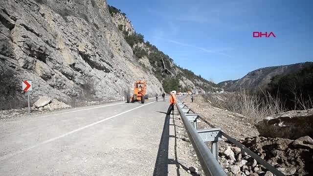 Karabük-zonguldak yolunda heyelan