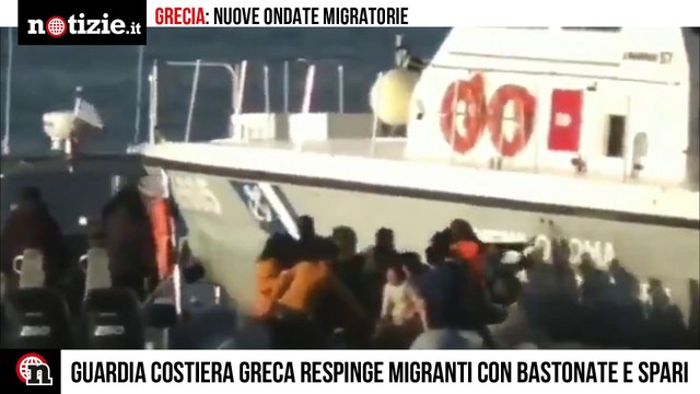 Grecia, la guardia costiera spara e prende a bastonate migranti sul gommone | Notizie.it