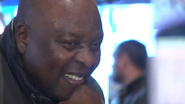 Vecinos y clientes de un bar recaudan dinero para que un inmigrante vaya al funeral de su madre