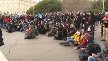 Manifestantes de Jusapol cortan el Paseo del Prado