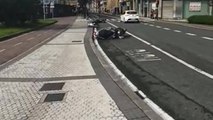 Vientos muy intensos en San Sebastián derriban motos estacionadas