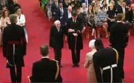 ملكة بريطانيا ترتدى قفازات خوفا من تفشى فيروس كورونا فى القصر الملكى
