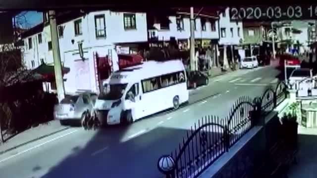 (Güvenlik Kamerası) Okul servisi ile otomobil çarpıştı: 4'ü çocuk 6 yaralı