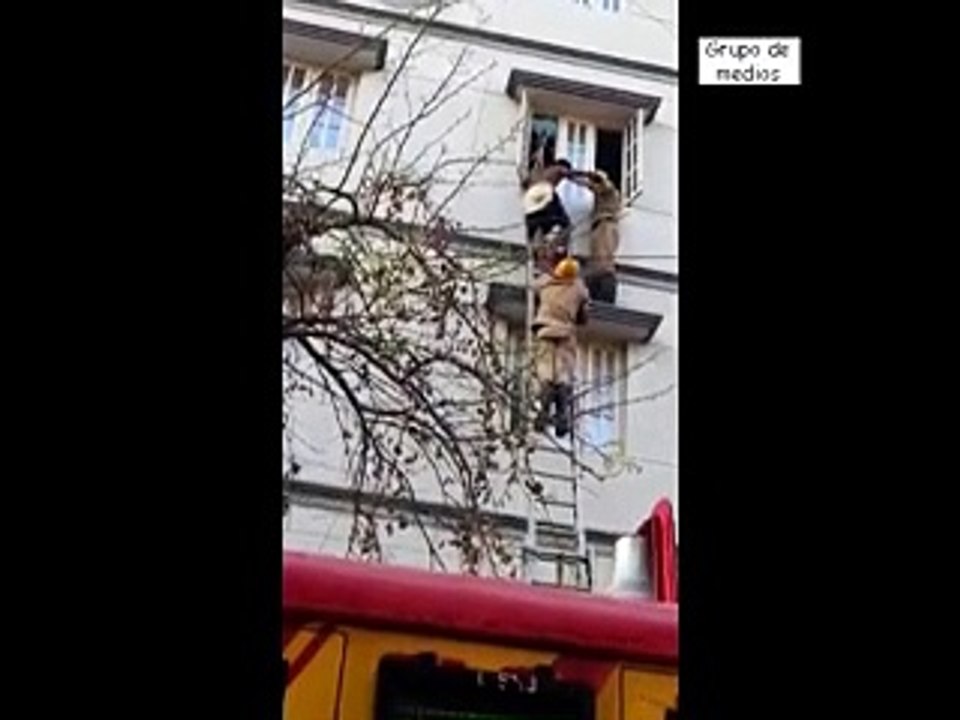إنقاذ لصّ علق في نافذة شقّة حاول سرقتها