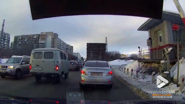 Il chute d'une camionnette en pleine route ! Ferme mieux ta porte la prochaine fois