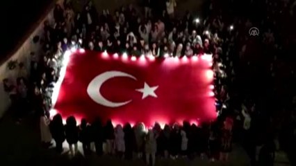 Öğrenciler yurt ışıkları ile "TSK" ve "bir ölür bin diriliriz" yazdı