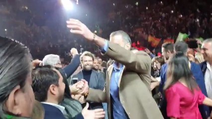 Vídeo subido por Bertrand Ndongo, posteriormente borrado, donde se observan los besos de Ortega Smith.