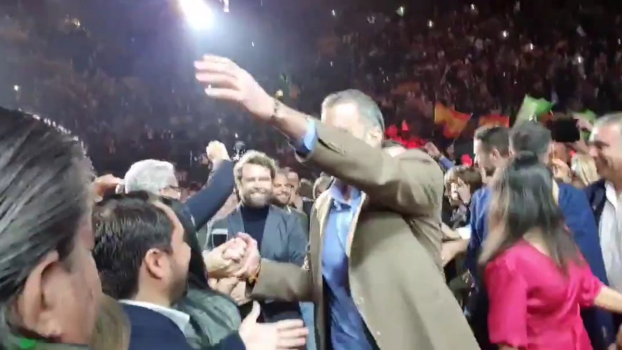 Vídeo subido por Bertrand Ndongo, posteriormente borrado, donde se observan los besos de Ortega Smith.